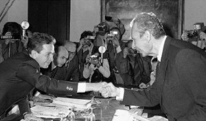 La stretta di mano tra Moro e Berlinguer