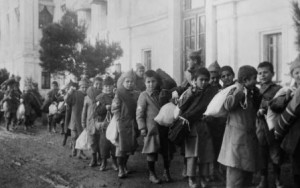 Orfani armeni deportati dalla Turchia, intorno al 1920. Everett Collection / Shutterstock