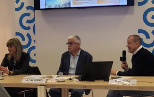 Alfredo Dal Ferro (al centro) alla presentazione del corso di aggiornamento per operatori extralberghieri