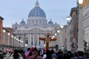 Il pellegrinaggio verso la Porta Santa dei partecipanti al Giubileo della Comunicazione